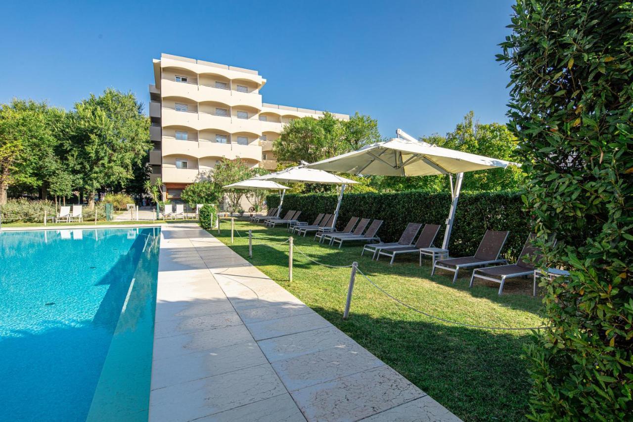 Hotel La Pergola Lignano Sabbiadoro Ngoại thất bức ảnh